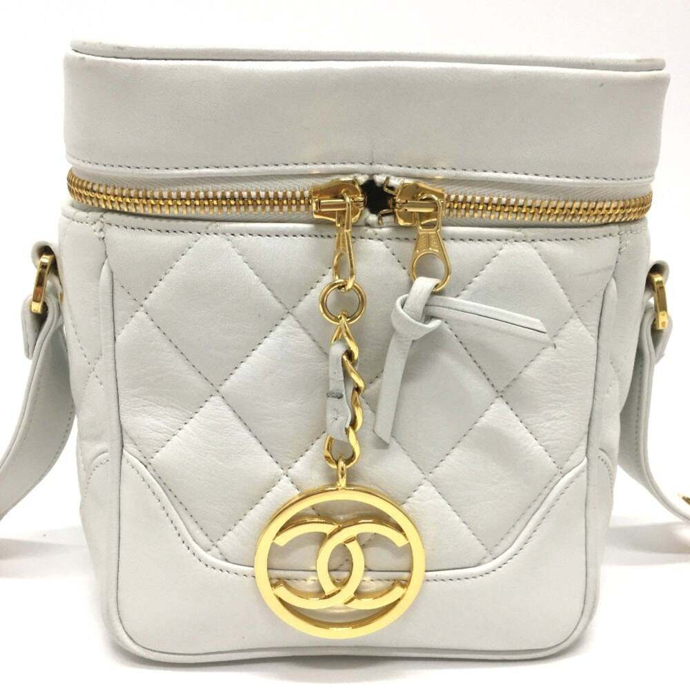 CHANEL White Lambskin Leather Logo Shoulder Bag - Picture 4 of 16